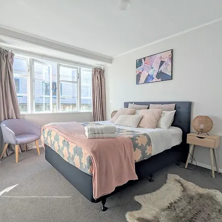 Classical Kiwi Holiday Home Near City Center